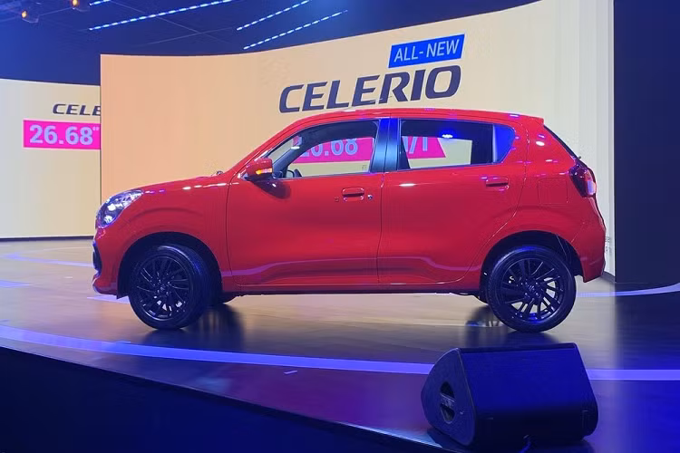 Nằm bên dưới nắp ca-pô của Suzuki Celerio 2022 là khối động cơ xăng 3 xi-lanh, hút khí tự nhiên, dung tích 1.0L mới, tạo ra công suất tối đa 65,7 mã lực và mô-men xoắn cực đại 89 Nm. So với động cơ cũ, máy xăng này yếu hơn 1,3 mã lực và 1 Nm. Động cơ đồng hành với hộp số sàn 5 cấp hoặc tự động 5 cấp.