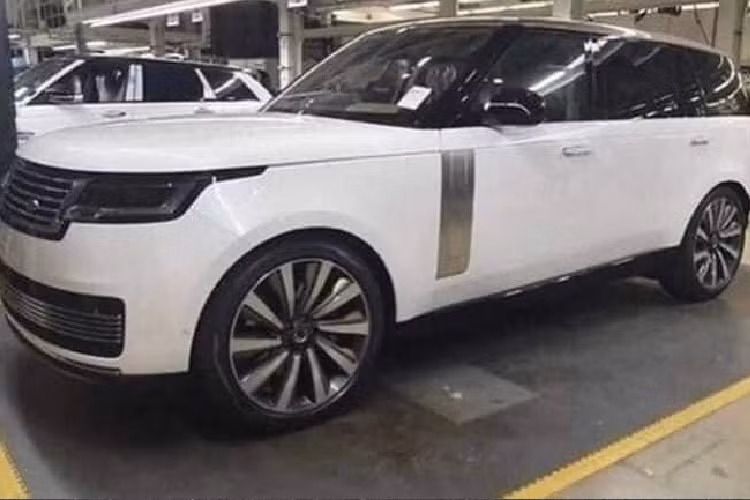 Theo kế hoạch, phiên bản mới của dòng SUV hạng sang Range Rover sẽ chính thức trình làng vào tuần tới. Tuy nhiên, trước thời điểm đó, Range Rover 2022 mới đã lộ diện thông qua những hình ảnh rò rỉ. Qua những hình ảnh này, có thể thấy thiết kế tổng thể của xe không thay đổi nhiều so với bản cũ. Thay vào đó, hãng Land Rover chỉ bổ sung những chi tiết ngoại thất mới cho mẫu SUV hạng sang ăn khách của mình.