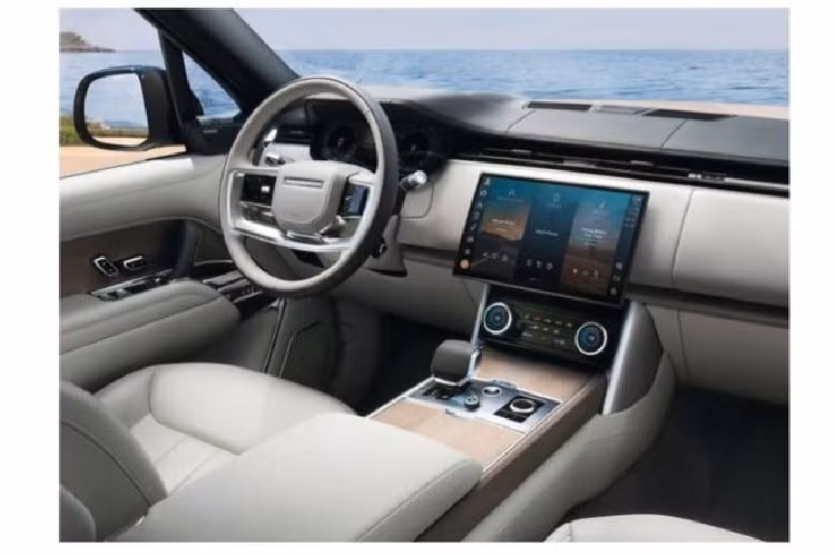 Bước vào bên trong Range Rover 2022, người lái sẽ được chào đón bằng vô lăng 4 chấu mới, gợi liên tưởng đến BMW 7-Series ra đời từ những năm 2000. Bên cạnh đó là cụm điều khiển trung tâm được ốp gỗ tự nhiên và màn hình thông tin giải trí dạng cảm ứng cỡ lớn hơn, trông như máy tính bảng. Đây là màn hình trung tâm lớn nhất từng được trang bị cho một mẫu xe Land Rover.