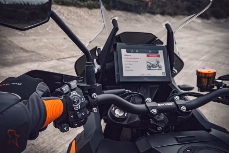 Mẫu xế phượt KTM 1290 Super Adventure S sẽ có 4 chế độ lái, gồm Rain, Street, Sport và Offroad - và chế độ Rally là một tùy chọn khi khách hàng lựa chọn gói phụ kiện KTM Rally. Ở chế độ Rally, người lái có thể lựa chọn tuỳ chọn chế độ kiểm soát độ bám (MTC) ở bánh sau.