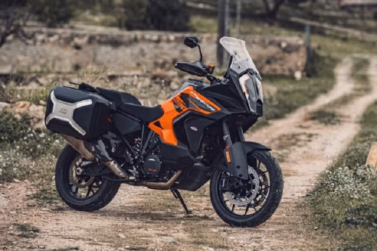 Bước sang thế hệ thứ 3, KTM 1290 Super Adventure S 2021 mới thừa hưởng những công nghệ tiên tiến nhất của hãng mô tô Áo. Dễ thấy nhất chính là hệ thống kiểm soát hành trình thích ứng (Adaptive Cruise Control) mà phần radar lắp ngay dưới đèn pha.