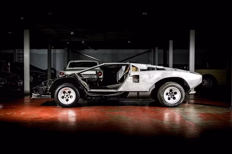 Nguyên nhân là do cách đây 13 năm, chiếc Lamborghini Countach LP 5000 S đã bị chủ cũ tháo tung ra để phục chế. Tuy nhiên, dự án phục chế này bị đổ bể và chiếc Lamborghini Countach LP 5000 S không hề được lắplại.