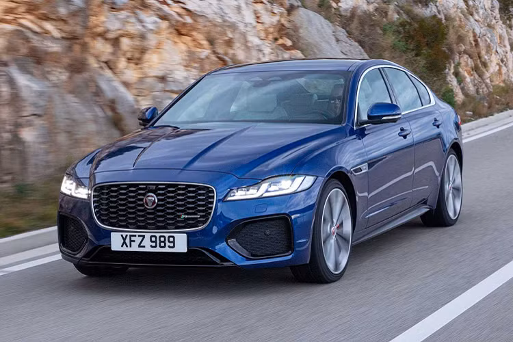 Nội thất Jaguar XF 2021 được trang bị hệ thống thông tin giải trí Pivi Pro mới nhất của Jaguar được truy cập thông qua màn hình cảm ứng kính HD 11,4-inch được vát cong hoàn toàn mới. Luôn cập nhật cùng khả năng cập nhật tự động thông qua OTA đảm bảo hệ thống xe và thông tin giải trí mới nhất được cài đặt liền mạch và điều khiển từ xa. Xe sử dụng hệ thống chống ồn chủ động, hệ thống lọc không khí với bộ lọc PM2.5 lọc các hạt siêu mịn và hơn nữa.