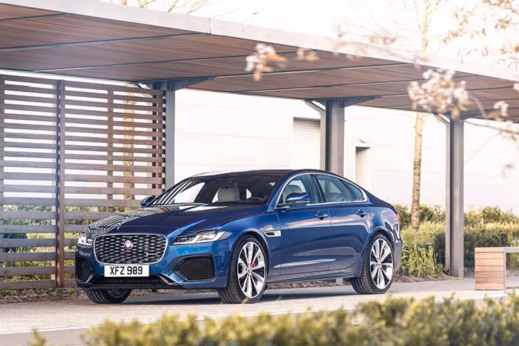 Tại thị trường Việt, Jaguar F-Pace mới được phân phối tổng cộng nhiều phiên bản bao gồm: S, SE 2.0, R-Dynamic SE 2.0 và SE 3.0. Trong đó, phiên bản 2.0 sử dụng động cơ 2.0L tăng áp cho công suất 246 mã lực, trong khi bản 3.0L sử dụng động cơ 6cyl dung tích 3.0L tích hợp hệ thống MHEV cho công suất tối đa 335 mã lực.