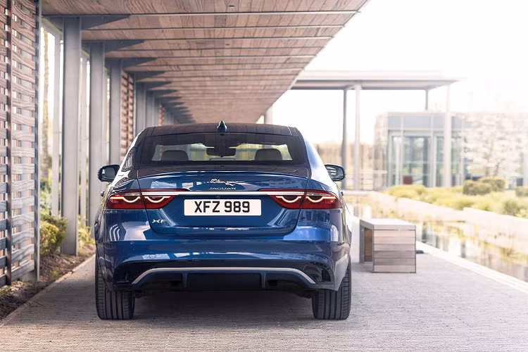 Xe sử dụng kết hợp với hộp số tự động 8 cấp. Giá tiêu chuẩn dự kiến cho Jaguar F-Pace mới từ 3,685 tỷ đồng. Trên thị trường, Jaguar F-Pace là đối thủ cạnh tranh với Maserati Levante hay Porsche Cayenne.