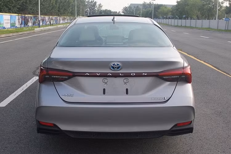 Tương tự ngoại thất, nội thất của Toyota Avalon 2022 cũng có một số thay đổi đáng chú ý. Đầu tiên là bảng đồng hồ được chuyển từ dạng analogue sang kỹ thuật số mới, tạo cảm giác hiện đại hơn. Sự thay đổi này giúp người lái dễ dàng theo dõi các hệ thống hỗ trợ người lái hơn.
