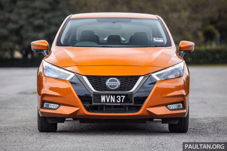 Nissan Sunny 2021 mới, hay còn gọi là Almera ở một số thị trường sở hữu rất nhiều thay đổi như thiết kế nội, ngoại thất và trang bị đi kèm. Ở phần ngoại hình, mẫu xe này mang thiết kế hiện đại và đầy ấn tượng, khác hẳn so với vẻ hiền lành và mềm mại vốn có trên các dòng xe Nissan.