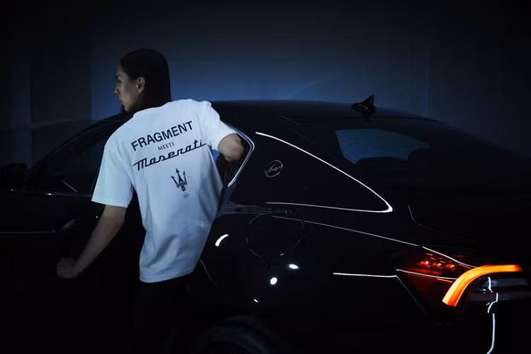 Hiroshi Fujiwara là một biểu tượng nổi tiếng và là người tiên phong cho văn hóa thời trang đường phố ở Tokyo vào những năm 1980.