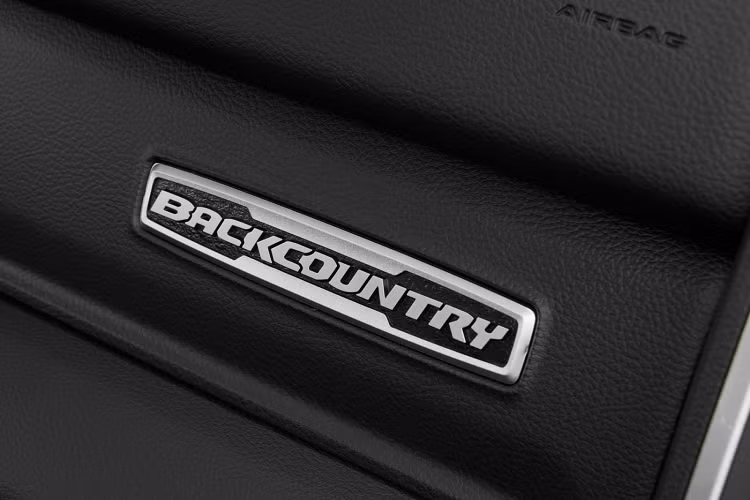 Theo công bố, Dodge Ram 1500 BackCountry sẽ có hai kiểu dáng là cabin đôi và cabin 3/4, trong đó bản cabin đôi sẽ có hàng ghế sau rộng hơn. Cung cấp sức mạnh cho xe là động cơ V8 5.7L đi kèm hệ dẫn động 4 bánh, sản sinh công suất 395 mã lực và mômen xoắn cực đại 556 Nm.