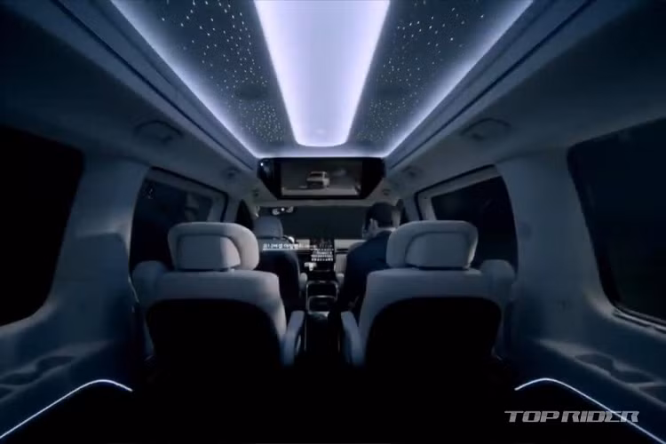 Bên ngoài, Hyundai Staria Limousine 2021 sở hữu thiết kế đầu xe và đuôi xe không khác gì bản thường. Điểm nhấn đáng chú ý nhất của phiên bản này chính là phần nóc cao nhằm mang đến không gian nội thất rộng rãi và thoáng đãng hơn cho người ngồi trong xe. Ngoài ra, Hyundai Staria Limousine 2021 còn được trang bị bộ vành riêng với thiết kế 5 chấu lạ mắt. Tiếp đến là bậc cửa bên sườn chỉnh điện, giúp người dùng ra, vào xe dễ dàng hơn.