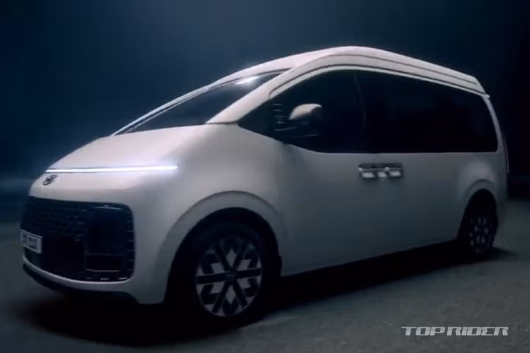 Mới đây, hãng Hyundai đã chính thức vén màn mẫu MPV cỡ lớn hoàn toàn mới mang tên Staria. Vào thời điểm trình làng, Hyundai Staria 2021 có 3 phiên bản là Tourer, Cargo và Lounge với cấu hình ghế từ 3 - 11 chỗ. Cũng trong sự kiện này, hãng xe Hàn Quốc đã khẳng định Hyundai Staria 2021 mới sẽ sớm được bổ sung những phiên bản khác như limousine, xe cắm trại và xe cứu thương.