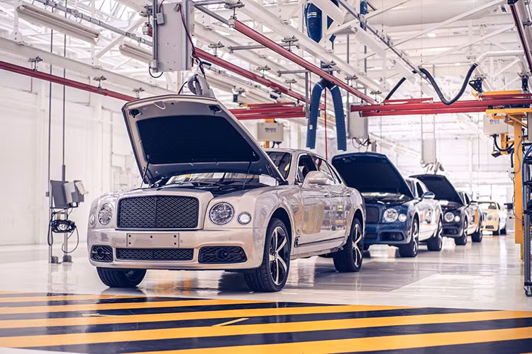 Thiết lập hệ truyền động của Flying Spur Hybrid bao gồm động cơ xăng V6 2.9L kết hợp cùng một mô-tơ điện cho tổng công suất 536 mã lực và momen xoắn cực đại 750 Nm. Với bộ pin lithium-ion 14,1 kWh tiêu chuẩn, Flying Spur Hybrid có khả năng di chuyển quãng đường tối đa lên đến 700 km khi đầy pin và đầy bình nhiên liệu.