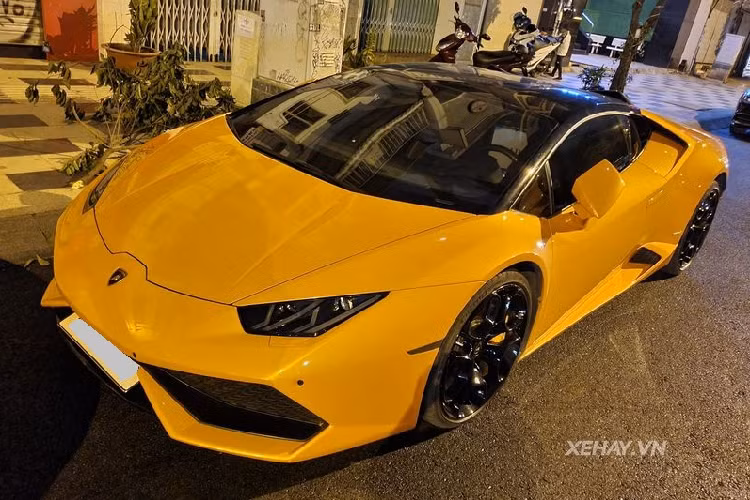 Tất nhiên, mỗi lần chiếc Lamborghini Huracan hàng độc này xuất hiện đều lập tức thu hút sự chú ý của người đi đường không chỉ bởi thiết kế táo bạo vốn có, mà còn bởi bởi bộ bodykit cực hầm hố.