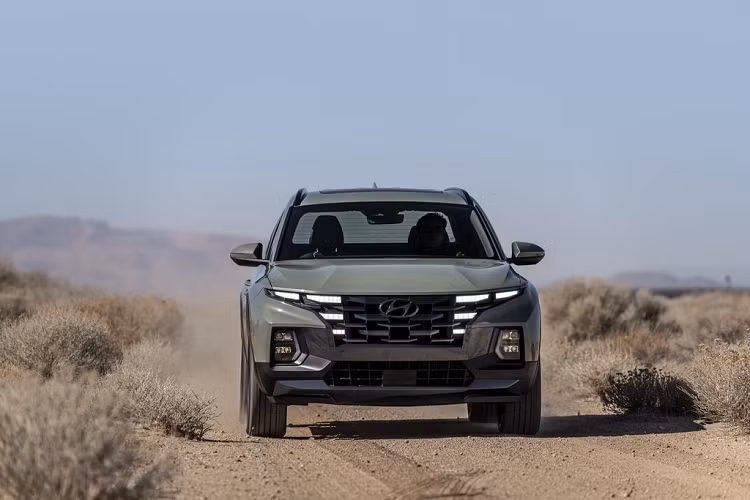 Trong khi đó, các con số trên biến thể dẫn động 4 bánh của xe bán tải Hyundai Santa Cruz là 11,2 / 8,71 / 10,23 lít trên 100 km.