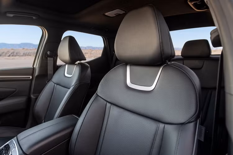 Giá xe Hyundai Santa Cruz chưa được công bố, dự kiến nó sẽ được bán ra vào cuối mùa hè năm nay. Đáng chú ý, bản cao cấp nhất của mẫu xe bán tải Hàn Quốc có khá nhiều tính năng như trên xe sang, bao gồm màn hình cảm ứng trung tâm 10,25 inch tích hợp định vị GPS, hệ thống âm thanh Bose,...