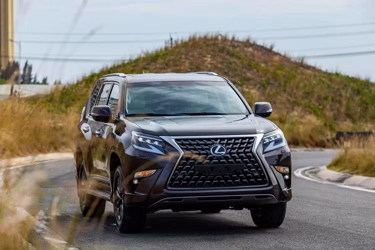 Trong số những dòng SUV hạng sang của hãng xe Nhật Bản, Lexus GX nổi bật với khả năng vượt địa hình, cũng như từng chinh phục những cung đường thách thức nhất trên thế giới. Mẫu xe SUV Lexus GX qua các thế hệ luôn duy trì được phong cách lịch lãm, nam tính và mạnh mẽ dù đi phố hay trên đường trường.