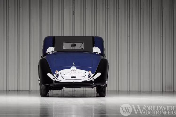 Ngoại hình và nội thất của chiếc Bugatti Type 57C Atalante Coupe cổ điển đời 1938 này trông như mới sau khi được phục chế. Lớp sơn xanh và đen bóng bẩy. Phần mui mềm có thể mở ra để biến thành mẫu xe mui trần.