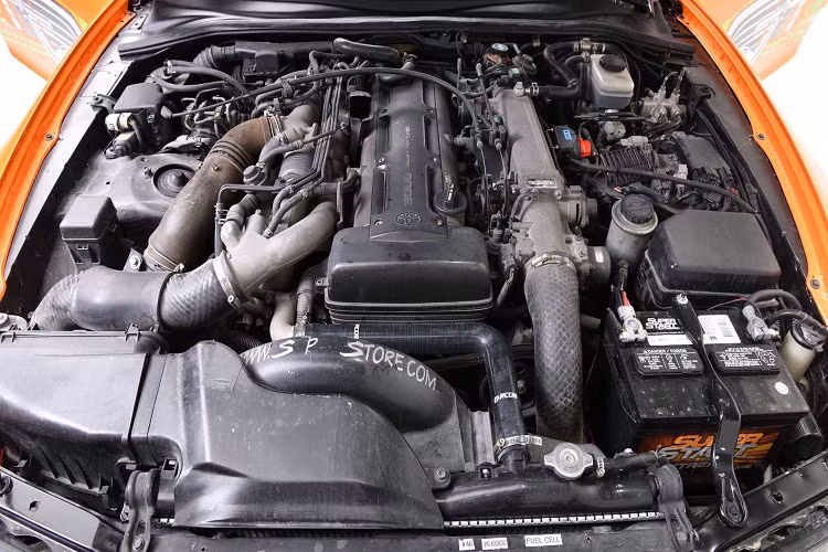 Dưới nắp capo là khối động cơ turbocharged 6 xy-lanh thẳng hàng 2JZ-GTE, dung tích 3.0L. Đi kèm với khối động cơ này là hộp số 4 cấp tự động.