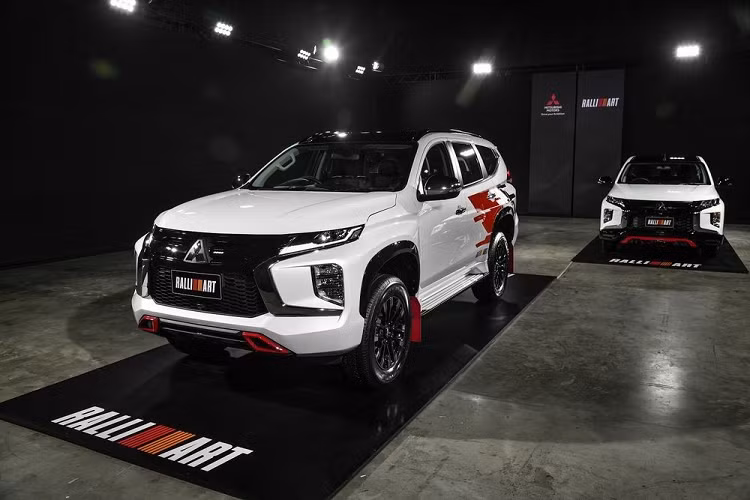 Mitsubishi Pajero Sport 2022 phien ban Ralliart phong cach xe dua
