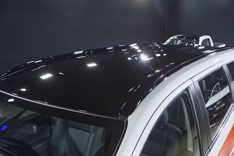 Tương tự Triton Ralliart, Mitsubishi Pajero Sport Ralliart 2022 cũng được thiết kế với cảm hứng từ những giải đua tầm cỡ thế giới như World Rally Championship và Dakar Rally. Để tạo điểm nhấn khác biệt với bản thường, Mitsubishi Pajero Sport Ralliart 2022 được bổ sung những chi tiết ngoại thất màu đen mới như lưới tản nhiệt, đèn pha Bi-LED, vành hợp kim đa chấu, ăng-ten hình vây cá trên nóc và cánh gió mui.