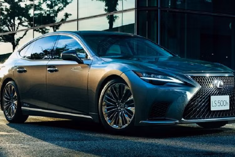 Về an toàn, tất cả Lexus LS 2021 tại Thái Lan đều sở hữu rất nhiều công nghệ hỗ trợ lái và an toàn tiên tiến như kiểm soát ổn định điện tử, kiểm soát lực kéo, ABS, EBD, hỗ trợ phanh, hỗ trợ khởi hành ngang dốc, cảnh báo va chạm phía trước và sau, hỗ trợ chuyển làn, camera giám sát điểm mù, cảnh báo giao cắt phương tiện phía sau, 12 túi khí, màn hình quan sát toàn cảnh, hỗ trợ đỗ xe và điều khiển hành trình thích ứng.
