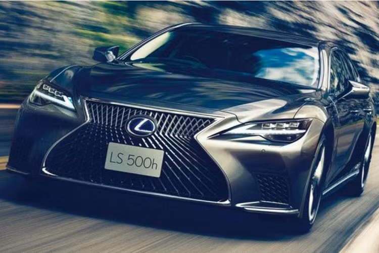 LS 500 được trang bị động cơ Dynamic Force tăng áp kép V6 3.5L cho 415 mã lực và 600 Nm. Xe vẫn dùng hộp số tự động 10 cấp nhưng chỉ mất 5 giây để bứt tốc 0 - 100 km/h, mức tiêu thụ nhiên liệu trung bình là 9,7 lít/100 km.