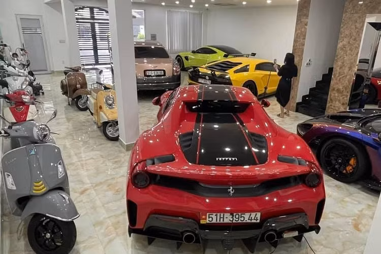 Nhiều người thắc mắc dàn không biết những chiếc siêu xe của Hoàng Kim Khánh như; Ferrari 488 Pista Spider và McLaren Senna sẽ được bảo dưỡng ở đâu khi ông mua xe nhập tư. Dàn xe của đại gia này hiện ước tính trên 185 tỷ đồng và con số sẽ tăng lên hơn 255 tỷ đồng khi Koenigsegg Regera xuất hiện.