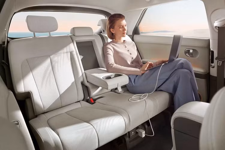 Tương tự như vậy, mọi ghế bên trong Hyundai Ioniq 5 đều có thể trượt lên/xuống tiện dụng. Ngoài ra, hãng Hyundai còn thiết kế ghế trước mỏng hơn 30% so với bình thường để tăng khoảng duỗi chân cho hành khách phía sau. Theo hãng Hyundai, ghế trước của xe có thể ngả "tới góc tối ưu, mang đến cảm giác không trọng lượng cho người dùng". Đó là chưa kể đến việc hãng Hyundai dùng những vật liệu tái chế như chai nhựa để chế tạo các chi tiết nội thất cho mẫu ô tô điện này.
