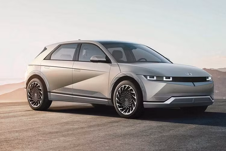 Tại triển lãm Ô tô Frankfurt 2019, hãng Hyundai đã chính thức vén màn mẫu xe ý tưởng hoàn toàn mới mang tên 45 Concept. Sau gần 2 năm, mẫu xe concept này mới được đưa lên dây chuyền sản xuất thương mại dưới cái tên Hyundai Ioniq 5 mới. Hyundai Ioniq 5 là mẫu xe điện đầu tiên được phát triển dựa trên cấu trúc ô tô điện E-GMP. Thuộc phân khúc crossover hạng trung, Hyundai Ioniq 5 có kích thước khá lớn với chiều dài 4.635 mm, rộng 1.890 mm, cao 1.605 mm và chiều dài cơ sở 3.000 mm.
