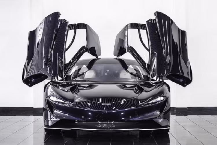 Đối với một mẫu siêu xe phiên bản giới hạn có số lượng xuất xưởng cực ít như siêu xe McLaren Speedtail, có lẽ mọi người đều nghĩ rằng chúng sẽ nằm yên hàng thập kỷ trong bộ sưu tập cá nhân của những tay chơi xe chính hiệu. Tuy nhiên, một chiếc Speedtail mới chỉ lăn bánh 1 km vừa bất ngờ được rao bán tại Dubai đã phá vỡ hoàn toàn suy đoán của mọi người trước đó.