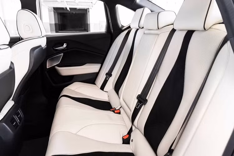 Để hướng đến các tiêu chuẩn khí thải ngày càng khắt khe hơn tại Mỹ, Acura cũng không quên trang bị cho khối động cơ này công nghệ VCM (Variable Cylinder Management) giúp ngắt ba xi-lanh khi không thực sự cần thiết.