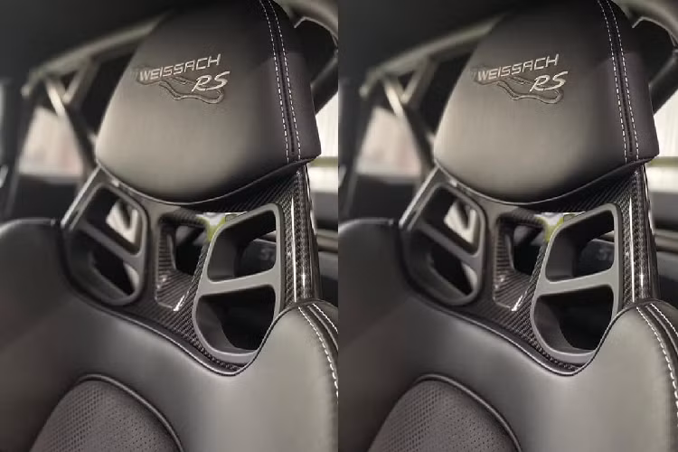 Thay đổi ấn tượng nhất của siêu xe Porsche 911GT3 RS bản nâng cấp sau này so với đời trước chính là việc động cơ được "thông nòng" tăng thêm 20 mã lực ở công suất. Cụ thể, siêu xe này sở hữu khối động cơ xăng 6 xi-lanh thẳng hàng, hút khí tự nhiên, dung tích 4.0 lít, tạo ra công suất tối đa 520 mã lực.