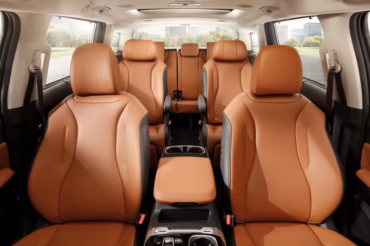 Có một điều đáng tiếc ở Kia Sedona 2022 là sự biến mất của một số trang bị dành cho bản tiêu chuẩn Prestige. Theo đó, ở Kia Sedona 2022, bản Prestige không còn hệ thống kết nối Smart Connect và hệ thống âm thanh Krell cao cấp tùy chọn nữa. Ngay cả màu sơn đỏ Flare Red cũng không xuất hiện trong danh sách trang bị tùy chọn của bản tiêu chuẩn.