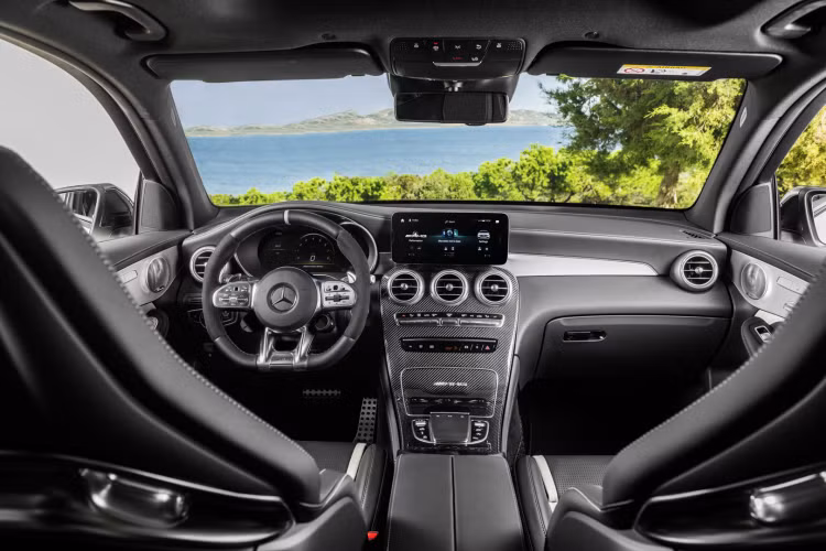 Mẫu xe SUV Mercedes-AMG GLC 63 S 2022 hiệu suất ra mắt sau phiên bản GLC 43 (385 mã lực) và GLC 63 (469 mã lực). GLC 63 S 2022 sẽ ngồi chung mâm với BMW X3 M Competition cũng như Porsche Macan Turbo S.