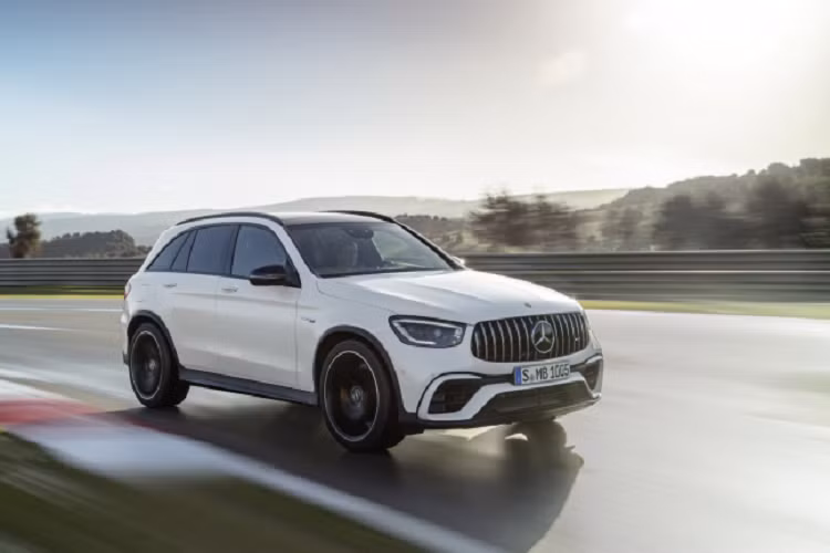 Hệ thống xả AMG Performance với nắp pô tùy chỉnh mang lại âm thanh phấn khích cho người lái. Xe nổi bật với dàn mâm hợp kim đa chấu 20 inch. Nội thất nổi bật với màn hình đồng hồ kỹ thuật số 12,3 inch và hệ thống thông tin giải trí MBUX của công ty với các chức năng dành riêng cho phiên bản AMG.