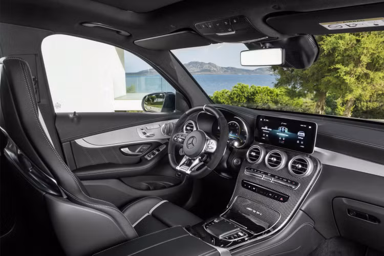 GLC 63 S có khả năng tăng tốc từ 0-100km/h chỉ trong 3,6 giây trước khi đạt tốc độ tối đa được giới hạn điện tử 280km/h. Mercedes-AMG GLC 63 S được xem như một trong số mẫu SUV nhanh nhất trong phân khúc. Mẫu SUV từng xác lập kỷ lục tại đường đua Nurburgring với thời gian hoàn thành một vòng đua chỉ mất 7 phút 49,36 giây.
