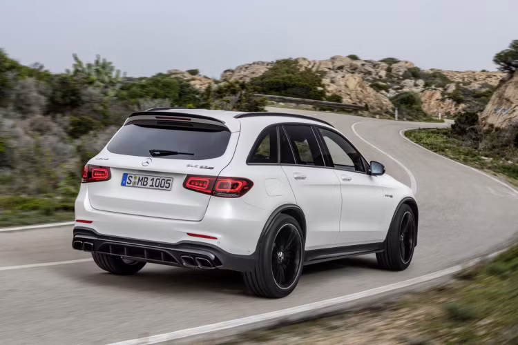 Ngoại hình của GLC 63 S tương đồng với phiên bản 63 thông thường. Các trang bị tiêu chuẩn cho Mercedes- AMG GLC 63 S 2022 bao gồm hệ thống treo khí nén AMG với bộ giảm chấn thích ứng, khóa vi sai điều khiển điện tử, giá đỡ động cơ.