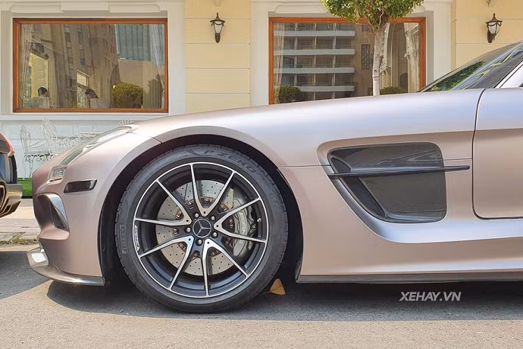 Đối với chiếc siêu xe Mercedes-AMG SLS hàng hiếm trong bài viết, chiếc xe mới được chủ nhân tân trang lại bằng lớp dán đề-can ngoại thất mới với tông màu nâu ghi cùng chất lì tạo độ mịn và cuốn hút. Trước đây, chiếc xe này có nước sơn ngoại thất màu trắng đẹp mắt nhưng vẫn chưa thực sự ấn tượng.