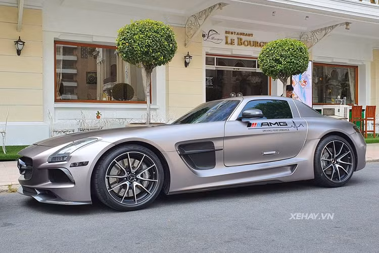 Sieu xe Mercedes-AMG SLS hon 12 ty “thay ao” moi tai Sai Gon