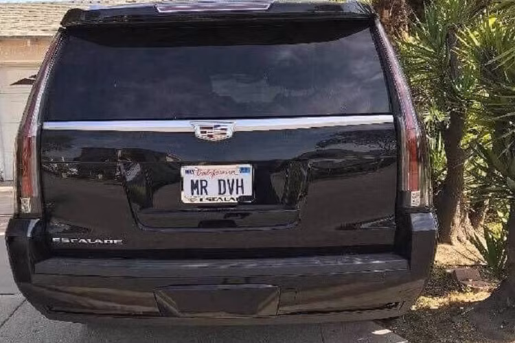 Khá thú vị là ngoài chiếc xe Cadillac Escalade mang biển số tên mình ở Mỹ, trong 1 sự kiện trong nước, nam ca sĩ Đàm Vĩnh Hưng cũng từng di chuyển trên một xe Cadillac Escalade nhưng ngoại thất chiếc xe này mang màu trắng.