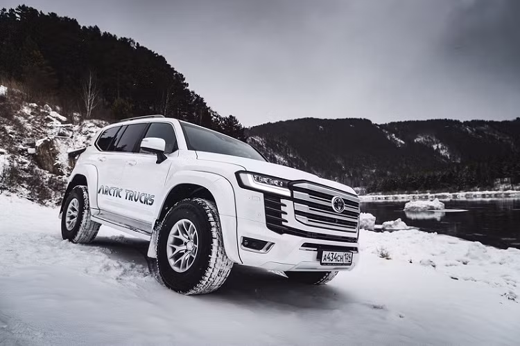 Ngoài ra Toyota Land Cruiser 2022 độ Arctic Trucks còn có các tấm chắn bùn mở rộng, ốp hông và decal Arctic Trucks nằm trên cánh cửa xe.