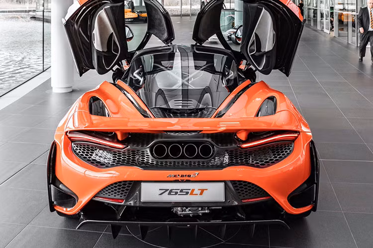 Để giúp McLaren 765LT đạt được trọng lượng lý tưởng này, hãng xe Anh quốc đã bỏ đi trang bị tiêu chuẩn là loa và hệ thống điều hoà. Xe được trang bị bộ mâm 10 chấu độc quyền đi kèm với lốp Pirelli P Zero Trofeo R, phanh là loại gốm carbon lấy cảm hứng từ McLaren Senna, ống xả titan và hệ thống treo mới nhằm tăng độ chính xác khi vào cua.