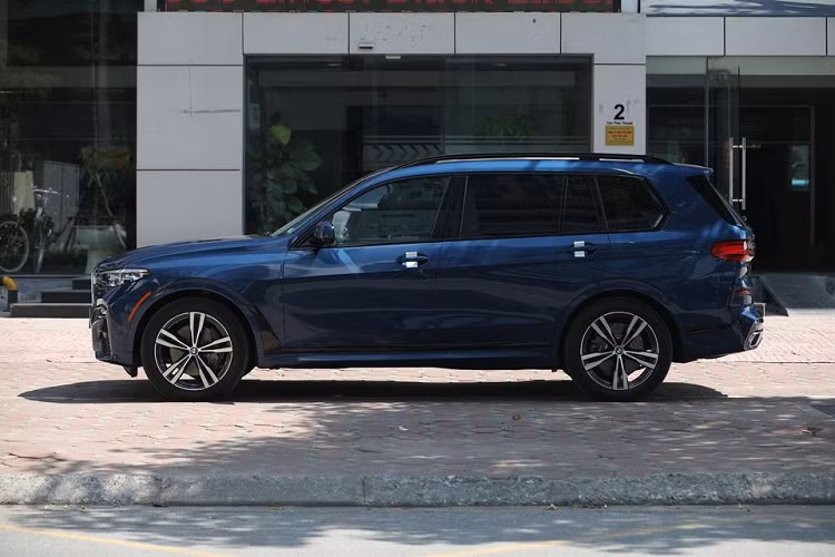 Những tính năng nổi bật khác trong nội thất BMW X7 bao gồm sạc smartphone không dây và cổng phát wifi, hệ thống thông tin giải trí hàng ghế sau với màn hình cảm ứng 10.2 inch, ghế ngồi kèm chức năng sưởi, rèm cửa sau chỉnh điện, giữ cốc làm mát/nóng. Cụm điều khiển điều hoà hai vùng độc lập cho hành ghế thứ 2, cổng sạc, đầu đĩa. Không gian dành cho ông chủ là 2 ghế ngồi thiết kế tách biệt nhau, có khả năng chỉnh điện và gập gọn để vào hàng thứ 3.