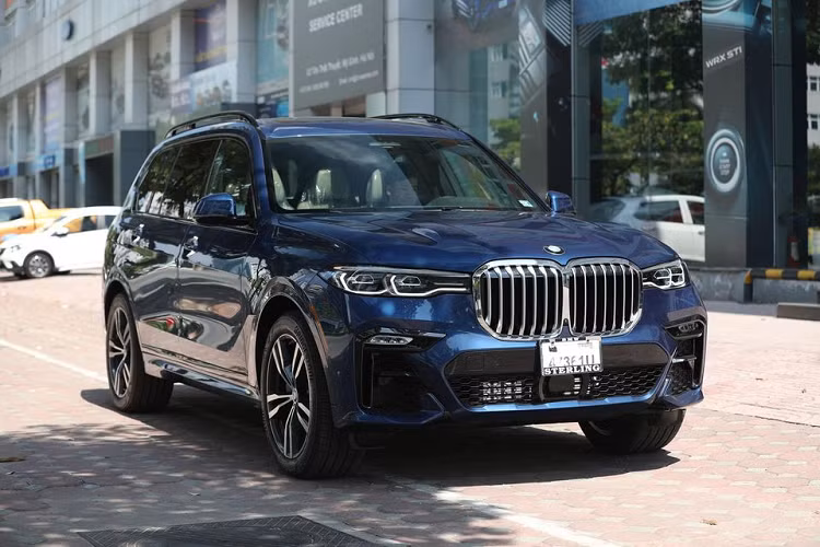 Phiên bản M-Sport sở hữu vô-lăng thể thao tròn vo, gắn logo M, tích hợp nhiều phím chức năng hỗ trợ người lái đặc biệt là lẫy chuyển số thể thao phía sau. Ghế ngồi thể thao chỉnh điện đa hướng nhớ 2 vị trí, tích hợp chức năng thông gió, massage và đệm bắp đùi chỉnh điện. Hệ thống âm thanh của chiếc trong bài là loại B&amp;O tùy chọn.