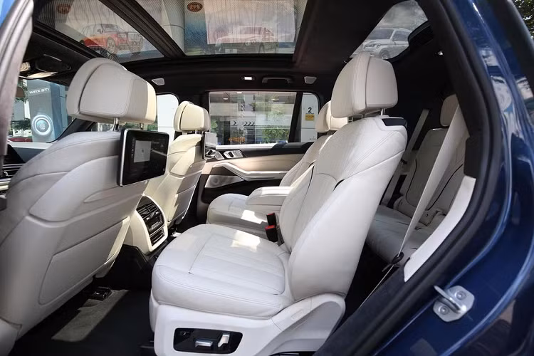 So với những chiếc BMW X7 nhập chính hãng bởi THACO, những chiếc BMW X7 xDrive 40i M-Sport nhập từ Mỹ sở hữu nhiều điểm khác biệt mà không ít đại gia Việt ưa thích. Thời điểm năm 2019 và 2020, BMW X7 bản chính hãng không có gói trang bị M-Sport trong khi bản nhập không chính hãng có gói trang bị này. Phải đến đầu năm 2021, BMW X7 M-Sport chính hãng mới về Việt Nam.