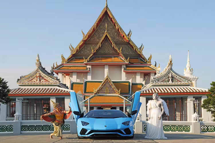 Những bức hình sáng tạo không chỉ đem đến cho người xem những bức ảnh với phong cảnh thiên nhiên kì vĩ, những nét đẹp trong kiến trúc cổ điển của các quốc gia hay là các nét đặc trưng trong nền văn hóa mà còn là sự kết hợp giữa vẻ đẹp cổ điển của những vùng đất với những kiệt tác cơ khí hiện đại của thương hiệu Lamborghini.