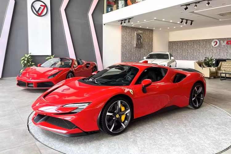 Ferrari SF90 Stradale đầu tiên về nước có bộ mâm đa chấu bằng carbon, còn chiếc Ferrari SF90 Stradale mới lộ ảnh đã về nước lại sở hữu mâm 5 chấu đơn sơn 2 tông màu tương phản. Hiện chưa rõ giá xe Ferrari SF90 Stradale về đến Việt Nam là bao nhiêu, chỉ biết rằng, các đại gia ở Thái Lan sẽ phải chi ra số tiền ít nhất 40.900.000 Baht, tương đương 29,8 tỷ đồng để sở hữu siêu xe Ferrari SF90 Stradale theo diện chính hãng.