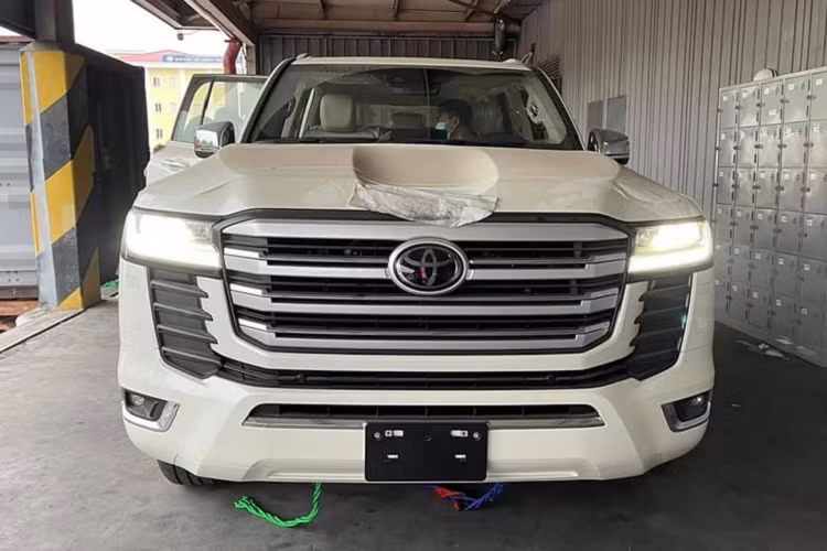 Toyota Land Cruiser 2022 nhap Trung Dong ve Viet Nam, hon 6 ty