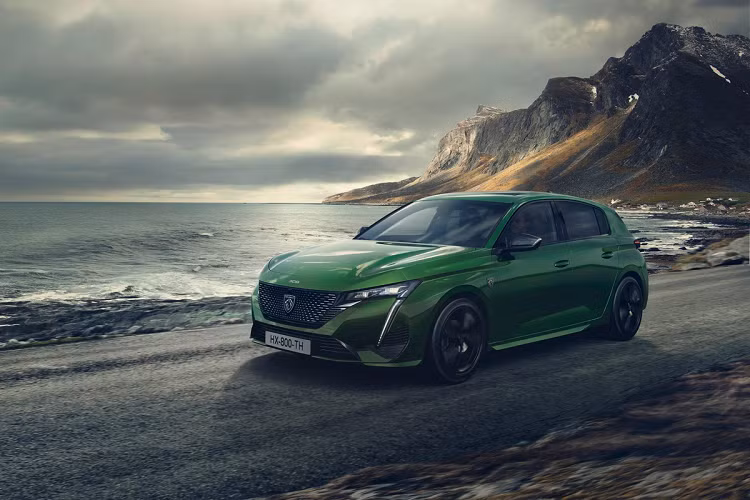 Thế hệ thứ 2 của xe Peugeot 308 hatchback đã có mặt trên thị trường được 8 năm và đã đến lúc phiên bản mới lộ diện. Được thiết kế lại hoàn toàn, đối thủ của Volkswagen Golf sở hữu phong cách trẻ trung hiện đại pha chút thể thao và đặc biệt đây là mẫu xe đầu tiên của hãng dùng logo nhận diện mới.