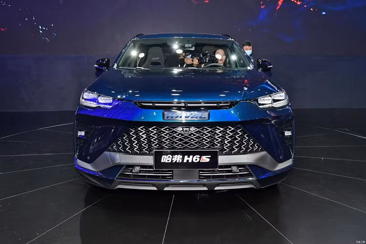 Haval H6S tại Trung Quốc có thiết kế ngoại hình khá táo bạo và phong cách tiên phong mới lạ. Về thiết kế, dưới vai trò là mẫu SUV coupe đầu tiên được xây dựng trên khung gầm Lemon, Haval cố gắng mang đến một cảm giác tươi mới mạnh mẽ. 